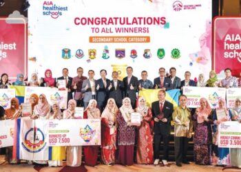 Heng Zee Wang Abidin Marjan bergambar dengan wakil-wakil sekolah yang menjadi pemenang bagi kategori sekolah menengah pada majlis Anugerah Sekolah Paling Sihat AIA di Kuala Lumpur baru-baru ini.