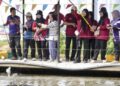 Selain menyaksikan projek pertanian dan penternakan, pengunjung boleh merasai pengalaman aktiviti rekreasi termasuk memancing  di Ladang Puchong Universiti Putra Malaysia (UPM). – UTUSAN/FARIZ RUSADIO
