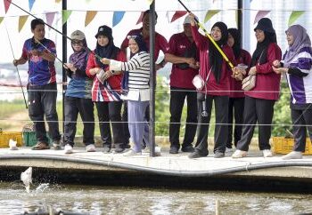 Selain menyaksikan projek pertanian dan penternakan, pengunjung boleh merasai pengalaman aktiviti rekreasi termasuk memancing  di Ladang Puchong Universiti Putra Malaysia (UPM). – UTUSAN/FARIZ RUSADIO