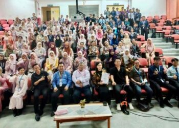 LORENICA Frenila Masundim (tengah) bersama pegawai dan kakitangan IPG Kampus Tawau pada Bengkel Celik Jawi di Tawau baru-baru ini.