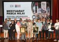Mohd.Khair Ngadiron (sembilan dari kiri) dan Ketua Pegawai Eksekutif Perbadanan Kota Buku Adibah Omar (tujuh dari kiri) bergambar bersama pasukan yang menjayakan PBAKL 2026.