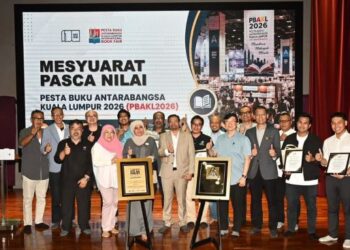Mohd.Khair Ngadiron (sembilan dari kiri) dan Ketua Pegawai Eksekutif Perbadanan Kota Buku Adibah Omar (tujuh dari kiri) bergambar bersama pasukan yang menjayakan PBAKL 2026.