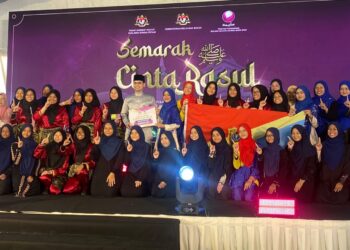 SEBAHAGIAN pelajar SMK Che Tom bergambar bersama Dr. Mohammed Taufiq Johari (tengah) sempena Perarakan Maulidur Rasul 2026 Peringkat Parlimen Sungai Petani di  Sungai Petani, Kedah baru-baru ini. 
– UTUSAN/ABD RAZAK OSMAN