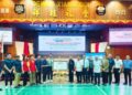 Ir. Hiang A Li (sembilan dari kanan), menyerahkan papan putih pintar AI kepada Penolong Pengetua
SMJK Hwa Lian Mentakab, Ooi Kuan Loong, pada majlis penyerahan sumbangan di Temerloh, baru-baru ini.
– UTUSAN/SALEHUDIN MAT RASAD