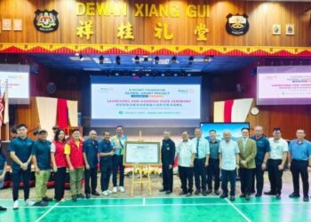 Ir. Hiang A Li (sembilan dari kanan), menyerahkan papan putih pintar AI kepada Penolong Pengetua 
SMJK Hwa Lian Mentakab, Ooi Kuan Loong, pada majlis penyerahan sumbangan di Temerloh, baru-baru ini. 
– UTUSAN/SALEHUDIN MAT RASAD