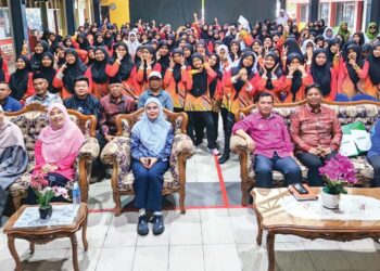 Rina Jainal (tiga dari kiri) bersama peserta Program Kemiskinan Haid di Sekolah Menengah Kebangsaan (SMK) Tawau II, baru-baru ini.