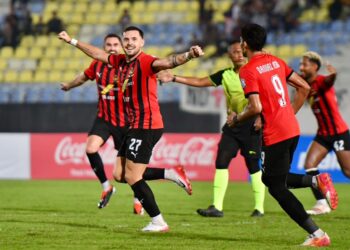 JORDAN Murray (dua dari kiri) meraikan jaringannya bersama rakan sepasukan DPMM FC menentang Terengganu FC (TFC) dalam saingan Piala FA di Stadium Sultan Mizan Zainal Abidin, Gong Badak, Kuala Nerus, Terengganu malam ini. - UTUSAN/PUQTRA HAIRRY