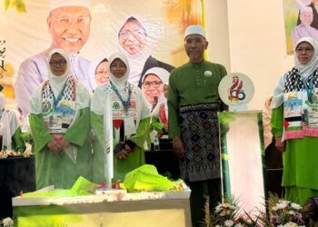 IDRIS Ahmad (dua dari kanan) melakukan gimik perasmian sempena Muktamar Tahunan Dewan Muslimat Pas Kali Ke-66 di Kompleks Pendidikan Islam Bachok, Kelantan. - UTUSAN/ ROSLIZA MOHAMED
