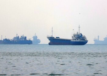 SEBUAH kapal dagang diserang di Selat Hormuz. - AFP