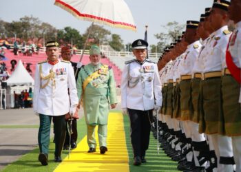 SULTAN Muhammad V berkenan mencemar duli memeriksa perbarisan sempena Perayaan Ulang Tahun Hari Keputeraan Sultan Muhammad V Yang Ke-57 di Stadium Sultan Muhammad IV, Kota Bharu, Kelantan. -  UTUSAN/KAMARUL BISMI KAMARUZAMAN