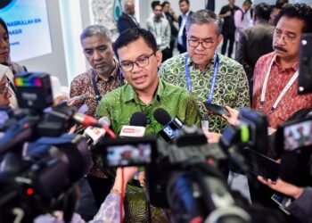 AKMAL Nasrullah ketika menjawab soalan media selepas melawat Pameran dan Persidangan Gas dan Minyak (OGA) 2026 di Pusat Konvensyen Kuala Lumpur di sini hari ini. - UTUSAN/M. FIRDAUS M. JOHARI