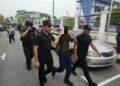 REMAJA yang dituduh membunuh tanpa niat ibunya minggu lalu dibawa ke Mahkamah Majistret Kuala Kangsar hari ini. - UTUSAN/FADZIL ZAINOL