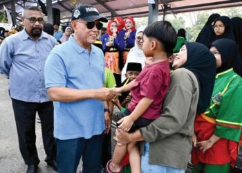 Wan Rosdy Wan Ismail sentiasa turun di lapangan untuk mengetahui  masalah dan keperluan penduduk di kawasannya.