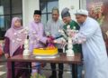 TAKIYUDDIN Hassan (tengah) bersama kepemimpinan Pas Bunut Payong memotong pulut kuning sebagai gimik perasmian Karnival Cakna Rakyat DUN Bunut Payong di Lembah Sireh, Kota Bharu, Kelantan. - UTUSAN/MUSTAQIM MOHAMED