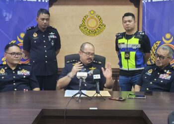MOHD. Misuari Abdullah (tengah) dalam sidang akhbar di Ibu Pejabat JPJ Negeri Kelantan, Panji, Kota Bharu. - UTUSAN/MUSTAQIM MOHAMED