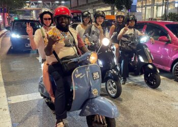 NIKITA Evans (kiri) memberikan aksi gaya santai ketika berhenti di lampu isyarat merah.