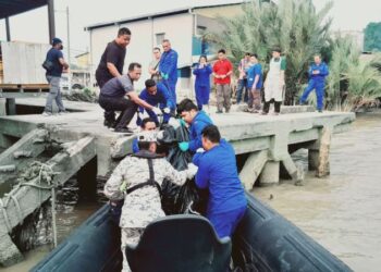 ANGGOTA pasukan SAR mengangkat mayat salah seorang daripada tiga pemancing yang masih hilang selepas ditemukan di perairan Perak, pagi semalam.