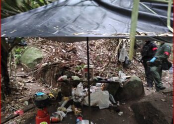 PASUKAN keselamatan mengawal kawasan kem di mana dua anggota pemisah Selatan Thai ditembak mati dalam operasi di banjaran Gunung Tawe di sempadan Mukim Bongor, Daerah Rangae dan Mukim Chuap, Daerah Cho Airong, Rabu lalu. - IHSAN ISOC 4