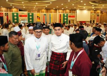 AFNAN Hamimi Taib Azamudden (kiri) bersama Ketua Pemuda UMNO, Datuk Dr. Muhamad Akmal Saleh yang hadir ke Muktamar Pemuda Pas di Kota Bharu, Kelantan.