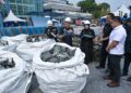 MOHAMMAD Azlin (dua dari kiri) menunjukkan barang rampasan mesin bitcoin pada majlis pelupusan barang kes bitcoin, kontraban dan judi di IPD Manjung di Lumut hari ini.
