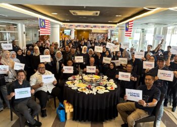 HISHAM Abdul Rahman (duduk, tengah) bersama petugas media pada Program Jalinan Mesra Perkeso di Kuala Terengganu. - UTUSAN/ERMA YUSNIDA JUSOH