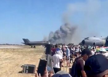 DUA juruterbang maut selepas sebuah jet pejuang terhempas. - X