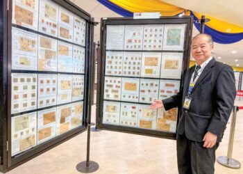 GOH Kien Boon menunjukkan antara koleksi Kingdom of Perlis di Pameran Setem Lima Negara Perlis Malaysia 2026 di Dewan 2020, Kangar, Perlis, semalam. – UTUSAN/MOHD. HAFIZ ABD. MUTALIB