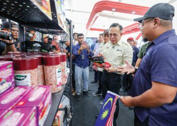 STEVEN Sim (dua dari kanan) melawat reruai selepas merasmikan Laman HPMKUSKOP@MAHA 2026 pada Pameran Pertanian, Hortikultur dan Agropelancongan Malaysia (MAHA) 2026 di Taman Ekspo Pertanian Malaysia (MAEPS), semalam. – utusan/FARIZ RUSADIO