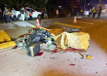 Keadaan dua motosikal yang rosak teruk dalam kemalangan di Jalan Gapam berhampiran Petronas Bemban, malam tadi.