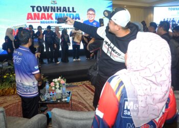 MUHAMMAD Akmal Saleh sempat berswafoto dengan peserta pada Program Townhall Anak Muda sempena Karnival Anak Muda di Pusat Dagangan Antarabangsa Melaka (MITC) hari ini. - UTUSAN/AMRAN MULUP