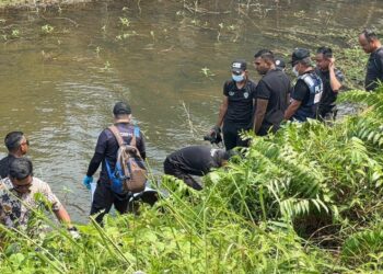 ANGGOTA polis tiba untuk menjalankan siasatan lanjut ekoran penemuan sebuah tong berisi rangka manusia di manusia di tepi jalan berhampiran kawasan empangan Durian Tunggal hari ini. - UTUSAN/AMRAN MULUP