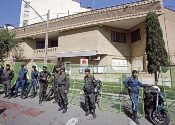 ANGGOTA polis mengawal Kedutaan Sweden di Teheran. - AFP