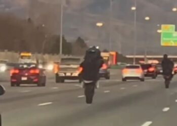 LAGAK seorang penunggang motosikal di sebuah lebuh raya. - Facebook/Polis Idaho