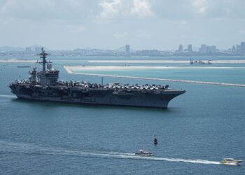 KAPAL pengangkut pesawat USS Abraham Lincoln belayar meninggalkan Pattaya. - AFP