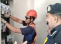 S. SARAVANAN melihat kakitangan TNB memotong bekalan elektrik di sebuah premis di Simpang, Taiping hari ini. - UTUSAN/WAT KAMAL ABAS