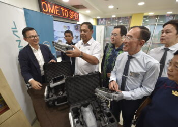 EDMUND Lim Meng Thong (kiri sekali), Ketua Pengarah Agensi Pengurusan Bencana Negara (NADMA), Datuk Meor Ismail Meor Akim (tengah) serta  Setiausaha Kanan Bahagian Asia Selatan dan Asia Tengah, Choo Hwai Jeng (tiga dari kiri) menerangkan ciri-ciri dan fungsi dron yang akan dibawa ke Nepal oleh pasukan SMART untuk digunakan dalam usaha tindak balas bencana.