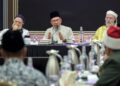 ANWAR Ibrahim berucap pada Muzakarah Ulama Turath Kebangsaan 2026 di Kompleks Seri Perdana di Putrajaya, hari ini. - UTUSAN/FARIZ RUSADIO