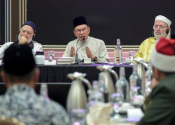 ANWAR Ibrahim berucap pada Muzakarah Ulama Turath Kebangsaan 2026 di Kompleks Seri Perdana di Putrajaya, hari ini. - UTUSAN/FARIZ RUSADIO