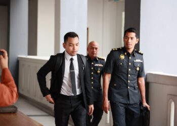 MUHAMMAD Iman Masjuri (kiri) semasa ke Mahkamah Kota Bharu, Kelantan untuk kes pendakwaan pengerusi NGO berkait kes minyak masak.UTUSAN/KAMARUL BISMI KAMARUZAMAN