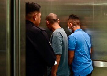 ABDUL Qayyum Ahmad (tengah) semasa dibawa di Mahkamah Sesyen Kuala Terengganu atas dua pertuduhan melakukan amang seksual fizikal terhadap seorang kanak-kanak perempuan. - UTUSAN/PUQTRA HAIRRY