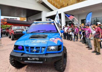 RAZALI Idris (dua dari kanan) melakukan pelepasan peserta Program Konvoi Jalur Gemilang dan Majlis Pelepasan Peserta Terengganu Merdeka Challenge di Kuala Nerus, Terengganu. - UTUSAN/PUQTRA HAIRRY