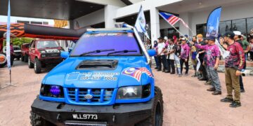 RAZALI Idris (dua dari kanan) melakukan pelepasan peserta Program Konvoi Jalur Gemilang dan Majlis Pelepasan Peserta Terengganu Merdeka Challenge di Kuala Nerus, Terengganu. - UTUSAN/PUQTRA HAIRRY