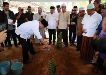 DZULKEFLY Ahmad memberikan penghormatan terakhir dengan menyiramkan air ke kubur Allayarham Dr. Ainul Baraah Kamarudin di Tanah Perbukuran Islam Sri Kedeper, Baung, Pengkalan Chepa, Kota Bharu, Kelantan. - UTUSAN/KAMARUL BISMI KAMARUZAMAN