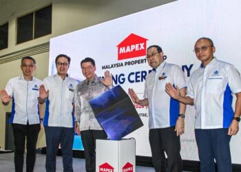 NGA Kor Ming (tiga dari kiri) bersama Chan King Meng (dua dari kiri) dan Zaini Yusoff (dua dari kanan) ketika gimik pada majlis pelancaran Ekspo Hartanah Malaysia (MAPEX) 2026 di Pusat Pameran Mid Valley (MVECKL) semalam. - UTUSAN/SYAKIR RADIN