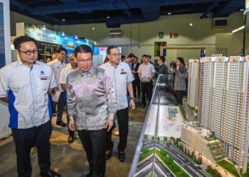 NGA Kor Ming ketika melawat reruai jualan rumah pada majlis pelancaran Ekspo Hartanah Malaysia (MAPEX) 2026 di Pusat Pameran Mid Valley (MVECKL), hari ini. - UTUSAN/SYAKIR RADIN