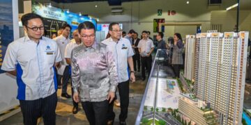 NGA Kor Ming ketika melawat reruai jualan rumah pada majlis pelancaran Ekspo Hartanah Malaysia (MAPEX) 2026 di Pusat Pameran Mid Valley (MVECKL), hari ini. - UTUSAN/SYAKIR RADIN