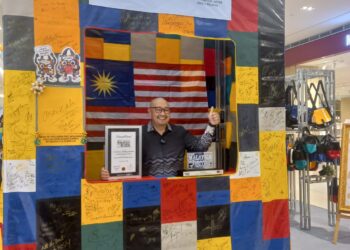 Alfred menunjukkan sijil dan pengiktirafan MBOR menerusi kejayaan 'Beg Tarpaulin Upcycle Terbesar' di Bukit Jalil.
