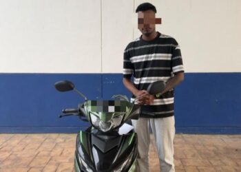 POLIS menahan seorang lelaki kerana merempuh polis trafik dalam Op Motosikal di  bandar Kota Tinggi hari ini.