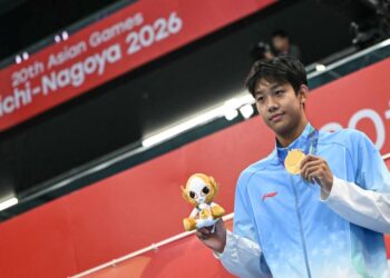 Atlet China, Zhang Zhanshuo mempamerkan pingat emas dimenanginya dalam acara 400 meter gaya bebas pada Sukan Asia Aichi-Nagoya 2026 di Tokyo Aquatics Centre, semalam. - AFP