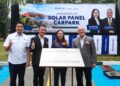 TEE Kean Soon (dua, kiri) dan Ooi Heng Ee (kanan) bersama Exco Kesihatan Awam dan Alam Sekitar, Jamaliah Jamaludin yang merasmikan Projek Tempat Letak Kereta Berbumbung Panel Solar RSKL di Kuala Langat. - UTUSAN/AFIQ RAZALI